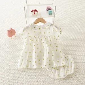 Conjunto de verano para bebé niña con top floral de manga corta cuello muñeca y short.