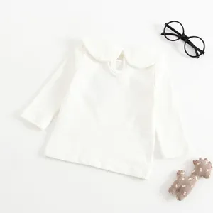 Vista dettagliata della t-shirt a manica lunga in cotone bianco per neonati con colletto.