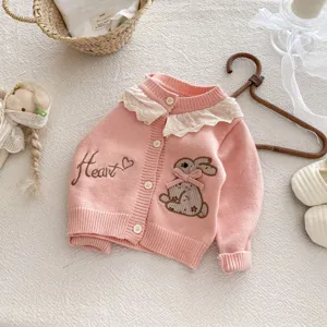 Leuke roze gebreide babyvest voor meisjes met kanten kraag en schattige konijnenborduurwerk.