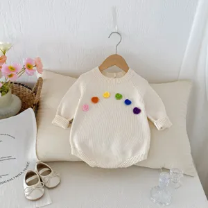 Joli romper tricoté pour bébé beige crème avec des coeurs colorés au crochet, style col rond doux.