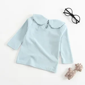 Top a maniche lunghe in cotone azzurro per neonata con colletto Peter Pan e bottone sul retro.