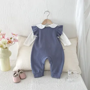 Conjunto de mameluco de otoño para bebé niña con cuello blanco y mono con volantes.