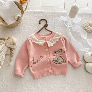 Schattig roze gebreid vestje voor baby's met kanten kraag en zoete konijnenborduursel.