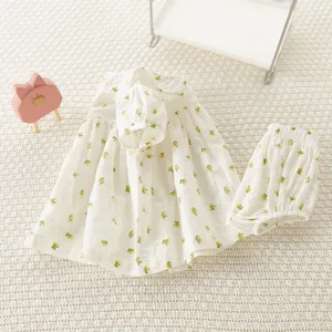 Primer plano detalle de conjunto de verano con blusa de flores y pantalones cortos.