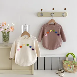Grenouillère en tricot pour bébé avec fleurs crochetées colorées, joli pull d'automne et d'hiver.