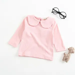 Dettaglio t-shirt bambina rosa in cotone manica lunga, grazioso design colletto babydoll, morbido.