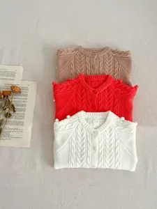 Schattig gebreid vest detail voor baby's, gezellige kabelstructuur met leuke pompons.