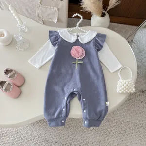 Lindo pelele de manga larga para bebé con cuello blanco y decoración de rosa 3D rosa para otoño.