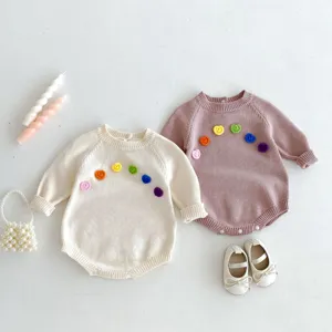 Grenouillère en tricot pour bébé avec fleurs colorées, body mignon à manches longues et col rond.
