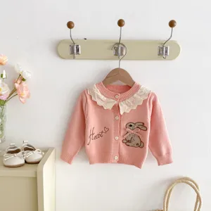 Schattig roze baby meisje gebreid vest trui met kanten kraag en lief konijnen borduurwerk.
