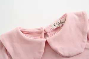 Neonata rosa cotone manica lunga risvolto t-shirt colletto dettaglio primo piano foto