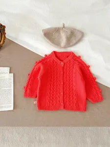 Baby gebreid vestje met pompons en bijpassende beige baret, zacht kabelbreisel voor het najaar.