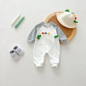 Schattige baby dinosaurus romper met lange mouwen set inclusief bijpassende muts en schoenen.