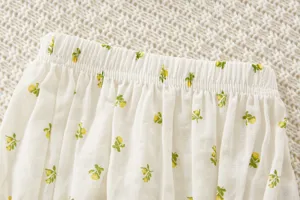 Bebé niña pantalón corto floral detalle cintura elástica fondo blanco verano ropa