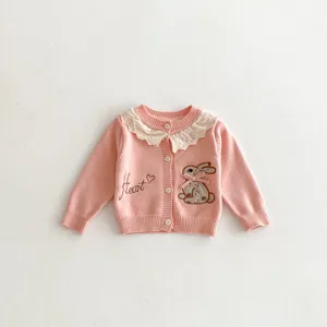 Schattig roze gebreid vestje voor baby's met kanten kraag en lief konijnenborduurwerk.