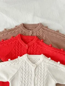 Leuke gebreide baby vest met kabelpatroon en pompons, warme peuter trui voor de herfst.