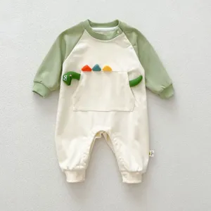 Gedetailleerd overzicht baby rompertje lange mouw dinotas, zachte stof, drukknooppen.