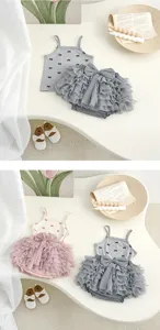 Süßes Sommer-Set für Babys mit Trägershirt und fluffigen Tüllshorts mit Schleifen.