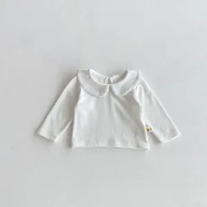 Camiseta blanca de manga larga para bebé con cuello babero, parte superior minimalista.