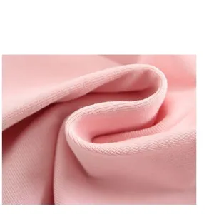 Dettaglio in tessuto di cotone rosa per top manica lunga da bambina, materiale morbido e comodo.