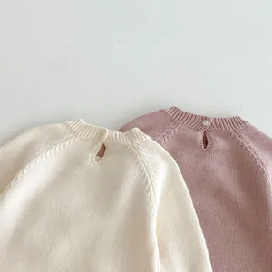 Doux pull en tricot pour bébé avec fermeture à bouton dans le dos, haut uni mignon.