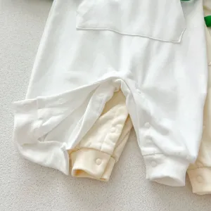 Baby romper detail close-up met drukknopen in het kruis en geribbelde manchetten ontwerp.