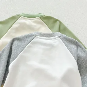 Peuter lange mouw raglan crewneck sweatshirt casual baby top gedetailleerde weergave kleding.
