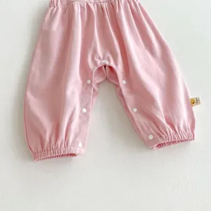 Rosa Baby Strampler Detail mit sicheren Druckknöpfen und elastischen Bündchen für den Alltag.