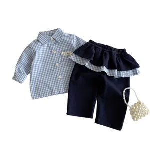 Completo autunnale da bambina con camicia a quadri a maniche lunghe e pantaloni con volant