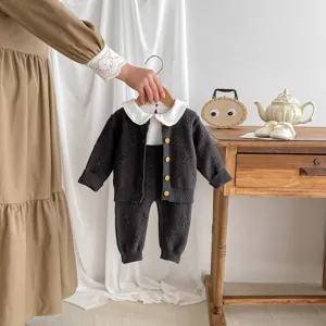 Süßes Kleinkind Baby Strickjacke und Hosen Set für den Frühling Baumwolle Kleidung Outfit.