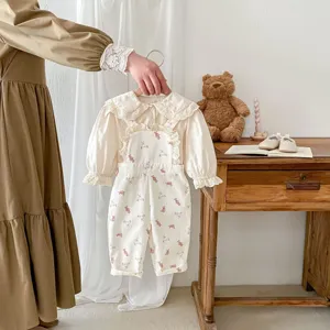 Set salopette stampa orsetto per bambina con camicetta colletto in pizzo autunno primavera.