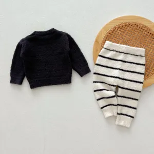Gros plan détail de l'ensemble de vêtement d'intérieur duveteux pour bébé, texture douce.