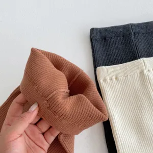 Primo piano della trama dei leggings a costine, tessuto elastico in vari colori.