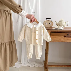 Babies Strickjacke und Hose Set mit süßen Blumen Kleinkind warme tägliche Kleidung