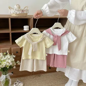 Kleines Mädchen Sommer Kurzarm T-Shirt und gestreifte Shorts Zweiteiler Set Hauptbild