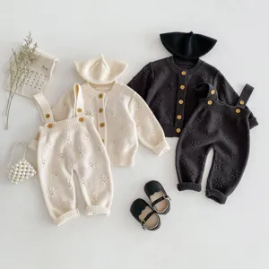 Süsses Baby Strickjacke und Latzhose Set mit beret Mütze, bequeme Kleinkind Kleidung.