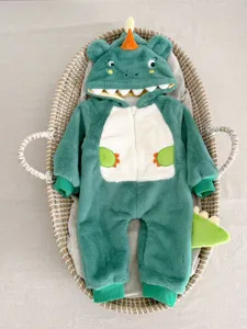 Dettaglio tutina peluche neonato dinosauro, calda tuta invernale con cappuccio e coda.