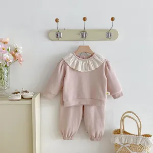Set autunnale carino per bambina con felpa con colletto a bambola in pizzo e pantaloni coordinati.