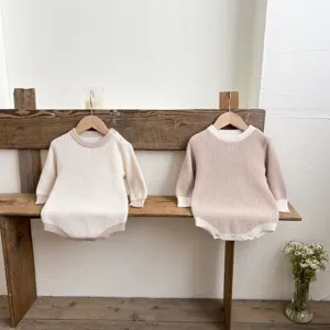 Süßer gestrickter Baby Romper für den Herbst, stylischer Langarm Body für Babys, bequeme Kleidung.