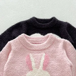 Détail de pyjama en peluche lapin mignon pour bébé avec texture polaire chaude d'hiver.