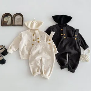 Baby Strickjacke und Latzhose Set, süße Kleinkind Frühlingskleidung mit Baskenmütze.