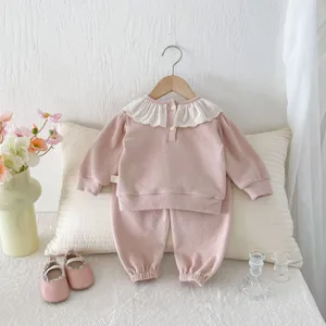 Set completo in maglia waffle rosa per bambina con grazioso colletto in pizzo bianco.
