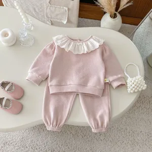 Delizioso set rosa da bambina con felpa e pantaloni decorati da colletto in pizzo elegante.