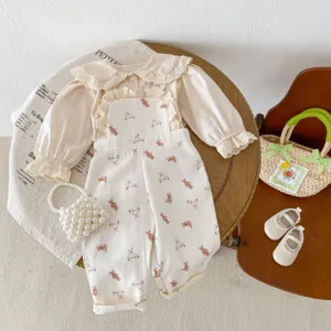Grazioso set di abbigliamento per neonata con camicetta con colletto in pizzo e salopette.