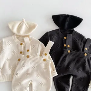 Baby Strickjacke Latzhose und Baret Set Detailansicht, weiche Kleidung fuer Herbstkleinkinder.