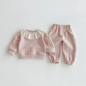Completo autunnale rosa da bambina con felpa con colletto in pizzo e pantaloni comodi e morbidi.