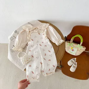 Set tuta con stampa orsetto carino e camicetta con colletto a volant per bambina neonata.