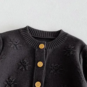 Baby Strickjacke Detail, dunkelgrauer Kleinkind Pullover mit Knöpfen und Stickerei.