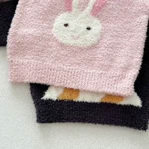 Tissu de pyjama tricoté duveteux pour nourrisson et détail de lapin mignon dessin.