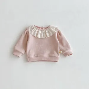 Vista dettagliata felpa neonata rosa colletto bambola pizzo volant trama waffle morbida.